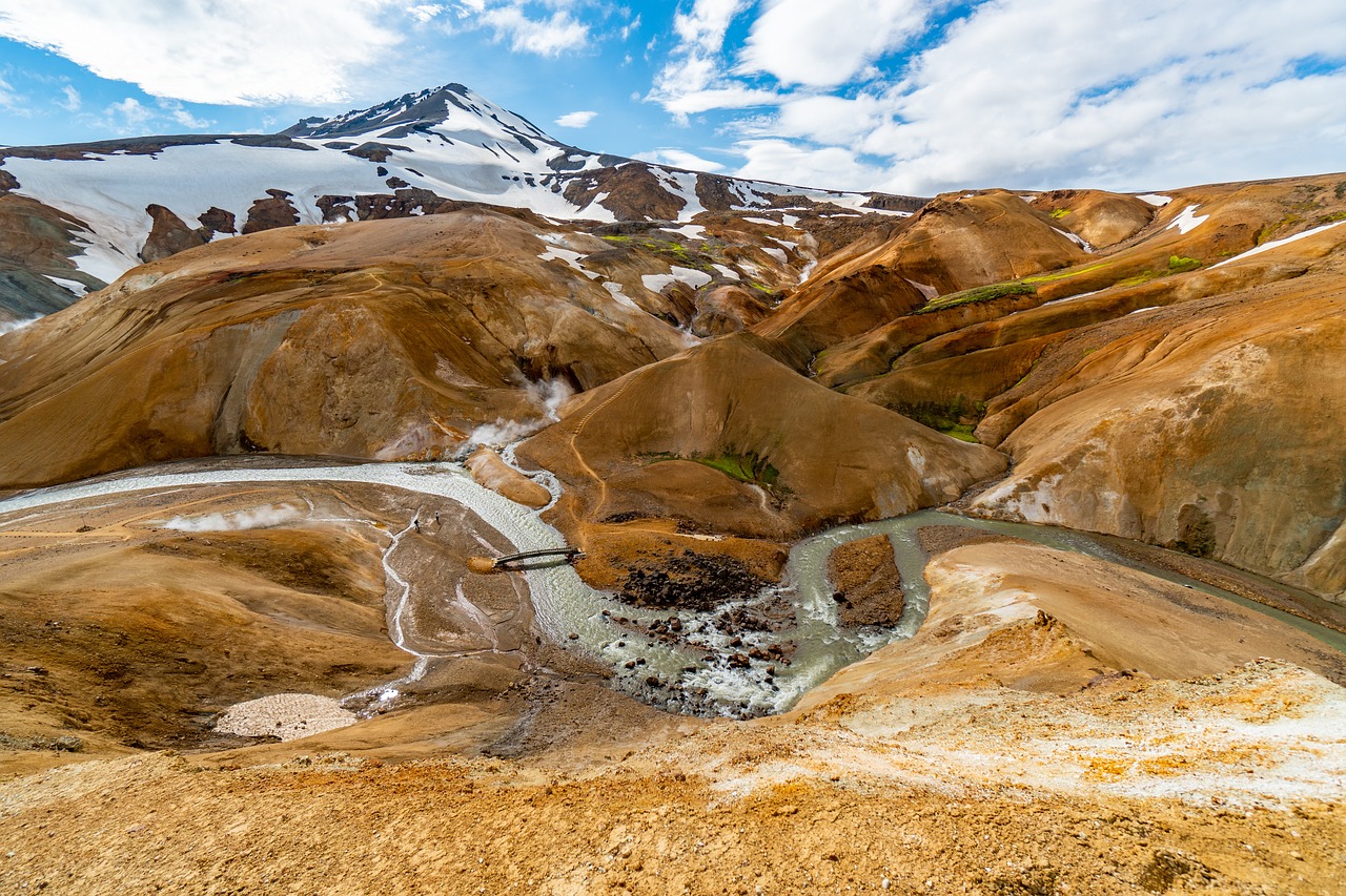 découvrez l'énergie géothermique, une source d'énergie renouvelable et durable qui utilise la chaleur de la terre pour produire de l'électricité et chauffer des bâtiments. explorez ses avantages, ses applications et son potentiel pour un avenir énergétique plus vert.