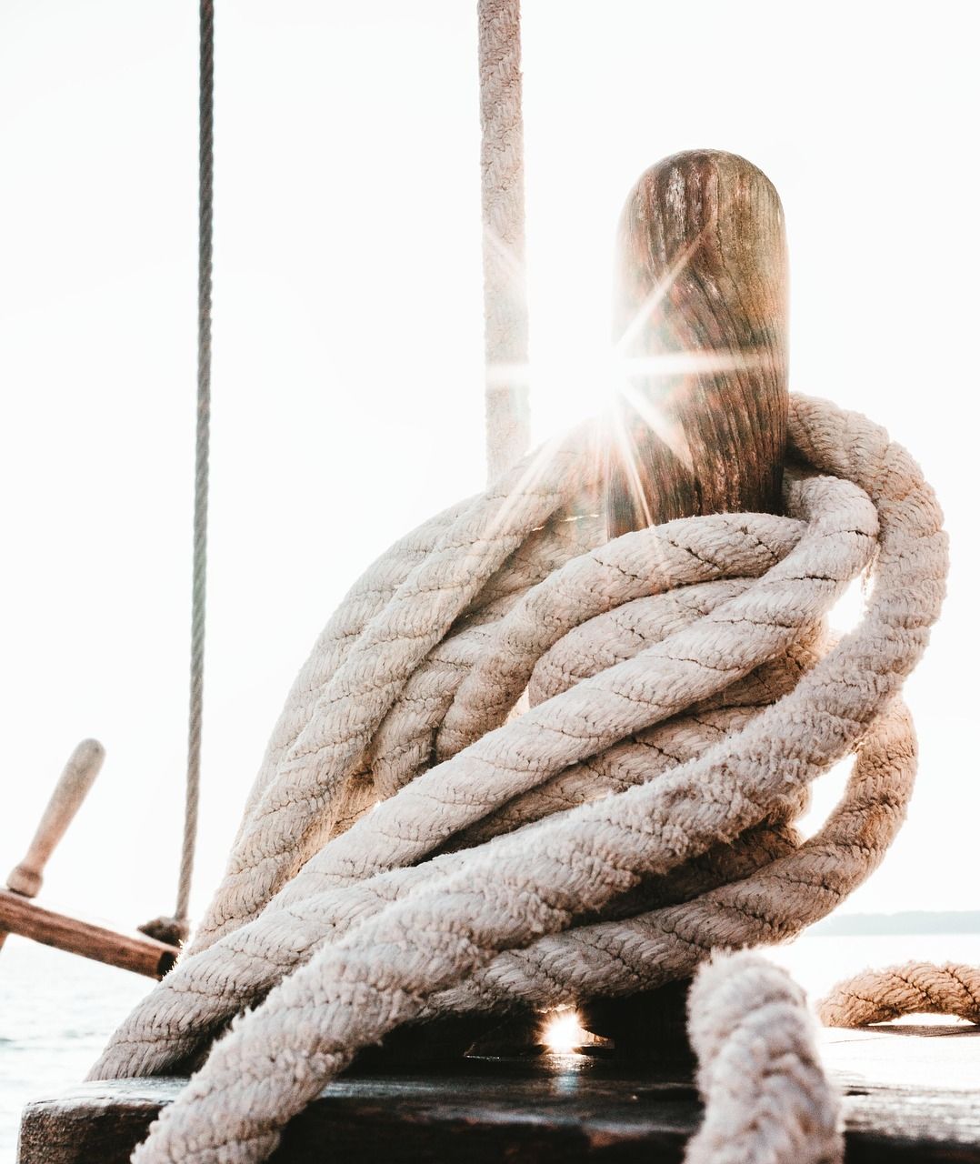 découvrez l'art de la voile, explorez les techniques de navigation à la voile et profitez d'aventures en mer inoubliables grâce à notre guide complet sur le sailing.