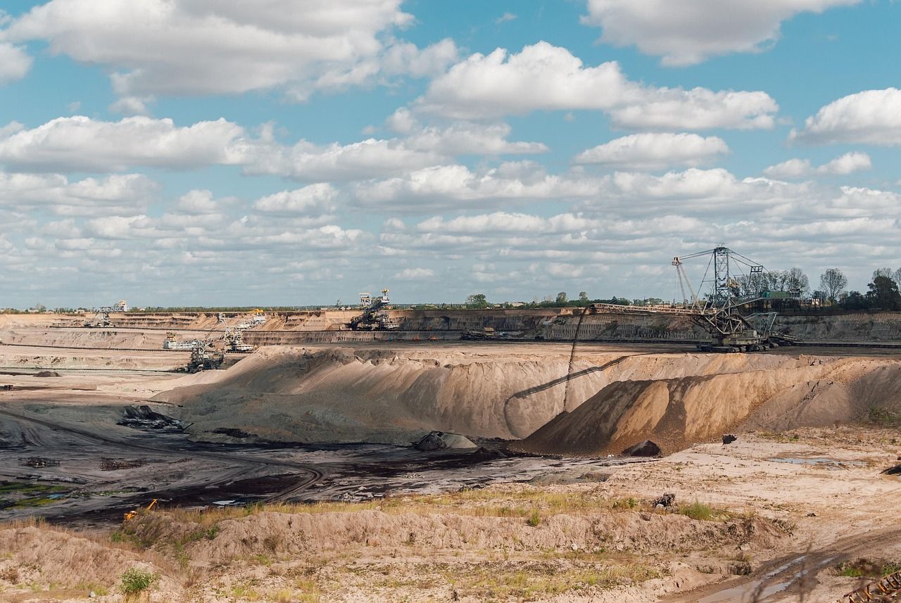 découvrez tout sur le charbon : son extraction, ses utilisations énergétiques, son impact environnemental et son rôle dans l'industrie.