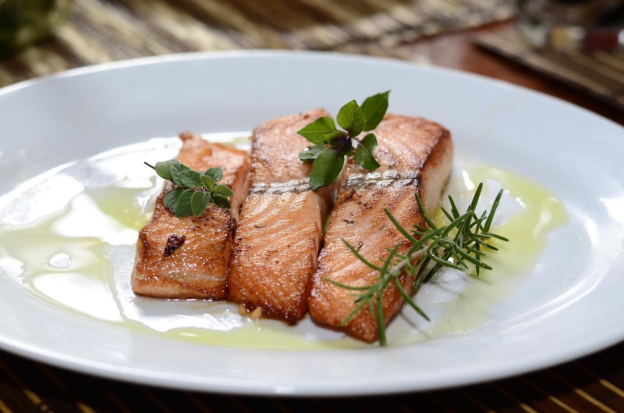découvrez les bienfaits du saumon, un poisson riche en oméga-3 et en protéines. apprenez à le préparer de différentes manières pour un repas savoureux et sain.