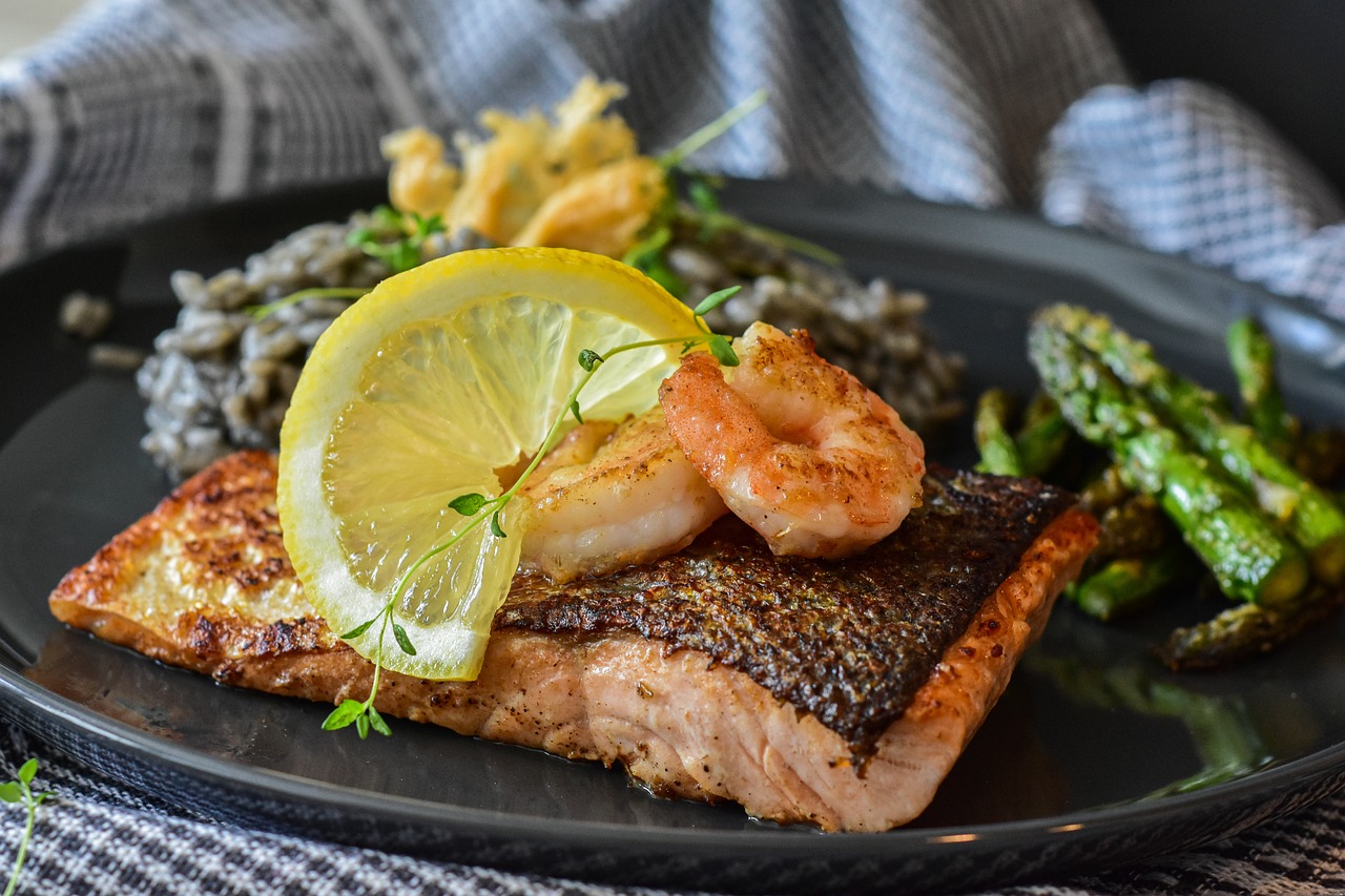 découvrez le saumon, un poisson aux multiples bienfaits pour la santé. apprenez-en plus sur ses vertus nutritionnelles, ses différentes préparations en cuisine et comment le savourer au quotidien.