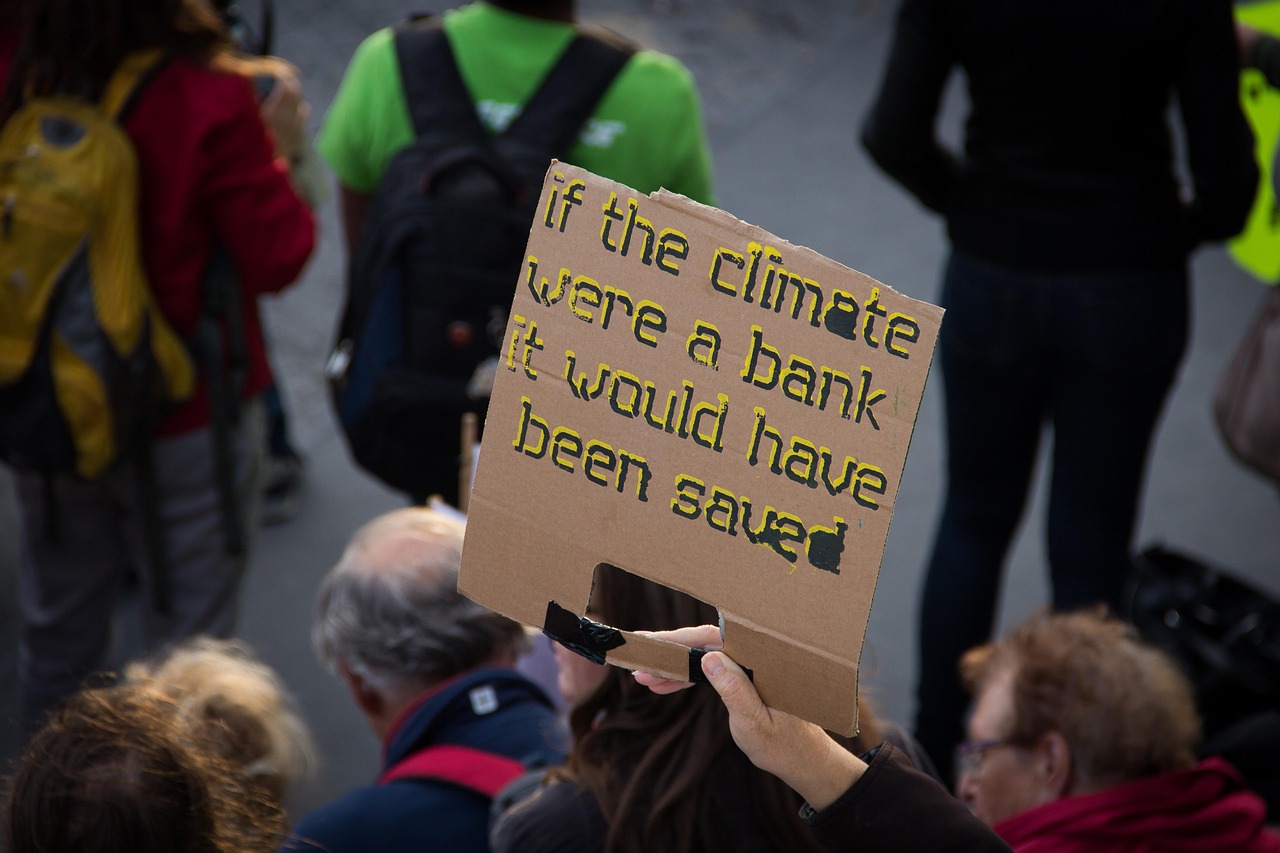 la justice climatique vise à garantir l'équité dans la répartition des responsabilités et des impacts liés au changement climatique, en protégeant les droits des populations les plus vulnérables.