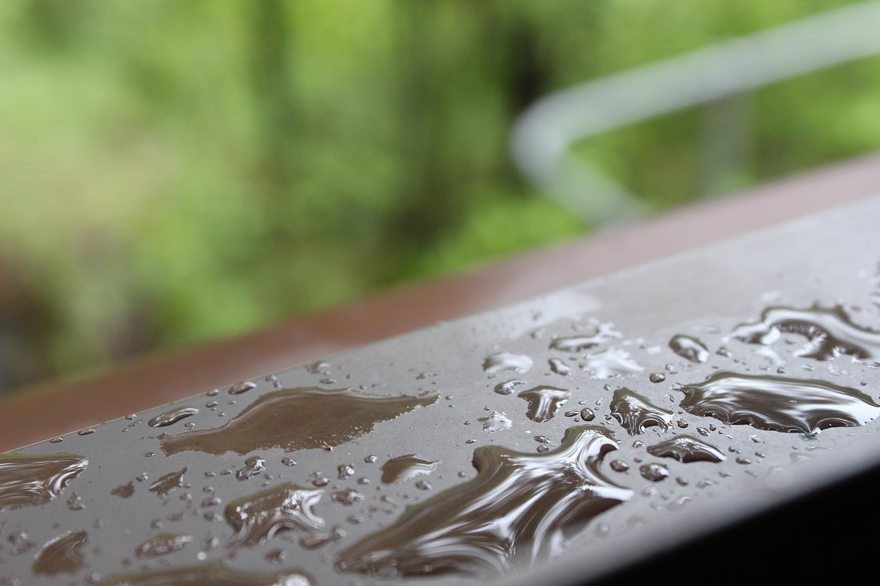 découvrez les techniques de collecte et de gestion des eaux pluviales pour économiser l'eau, réduire les factures et préserver l'environnement grâce à la récupération d'eau de pluie.