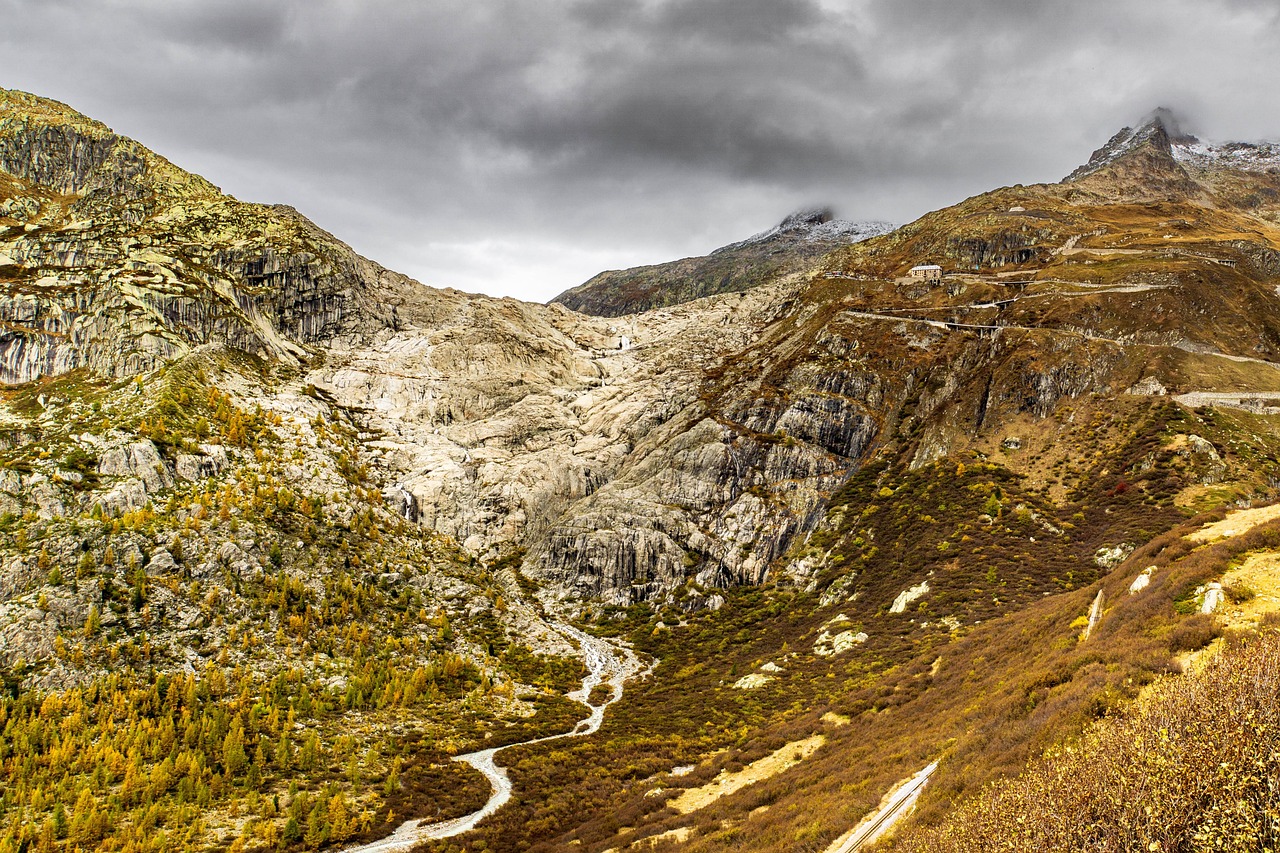 découvrez tout sur les glaciers : formation, évolution, impact sur l'environnement et leur rôle crucial dans le climat mondial.