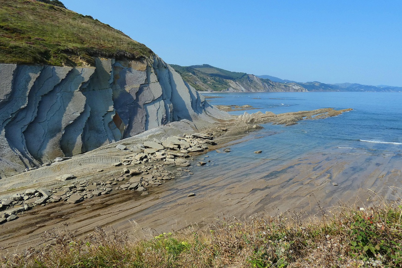 découvrez les géoparcs, des territoires remarquables alliant patrimoine géologique, biodiversité et culture locale, idéaux pour des aventures éducatives et écotouristiques.