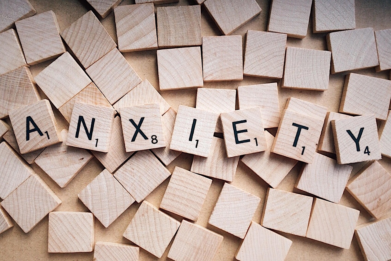découvrez les causes, les symptômes et les solutions pour aider les jeunes à surmonter l'anxiété. apprenez comment soutenir les adolescents dans leur lutte contre l'anxiété et favorisez leur bien-être mental.