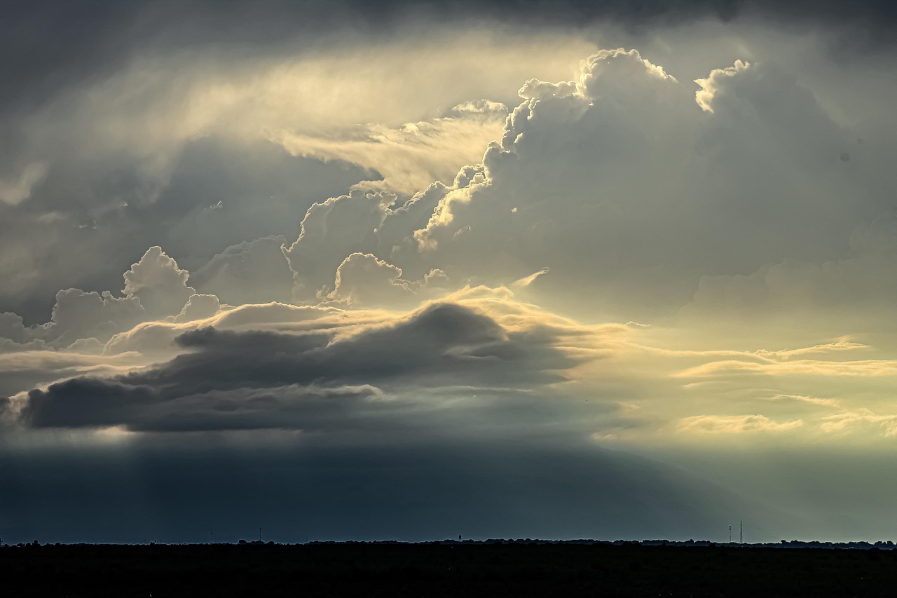 découvrez les phénomènes météorologiques extrêmes : orages violents, tempêtes, canicules et inondations. comprenez leurs causes, impacts et conseils de sécurité.