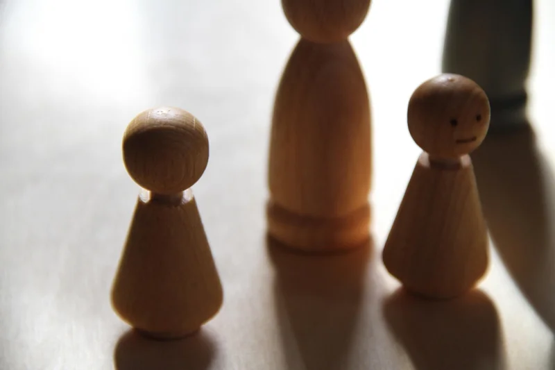 « Sous une tension insoutenable, j’ai craqué » : le témoignage poignant de parents et leur fils enfermés dans un cercle vicieux