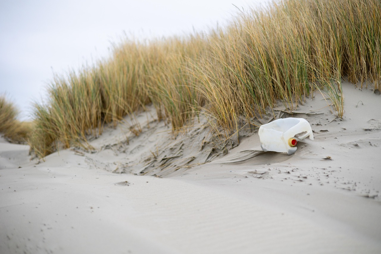 Quand la pollution plastique aggrave la crise climatique : un cercle vicieux à briser