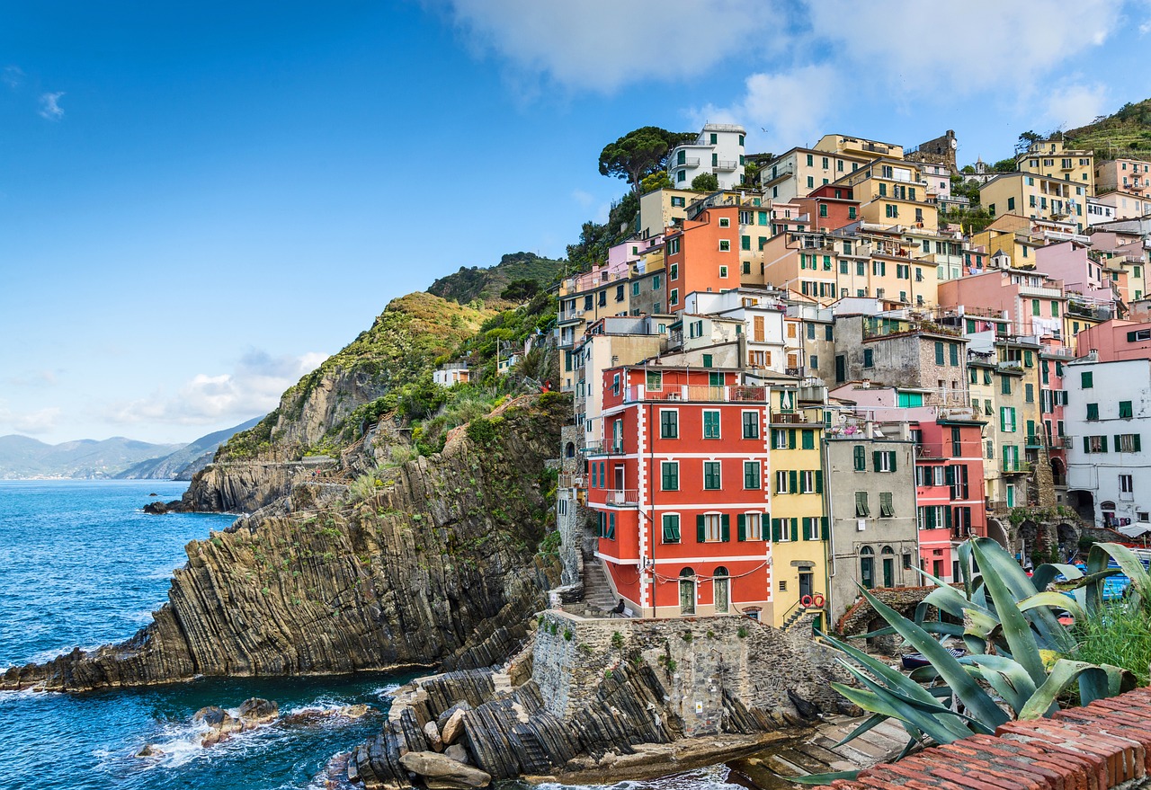 découvrez l'essence des paysages côtiers à travers notre guide complet, explorant les trésors naturels, les activités nautiques et les charmantes villes côtières qui font le bonheur des amoureux de la mer.