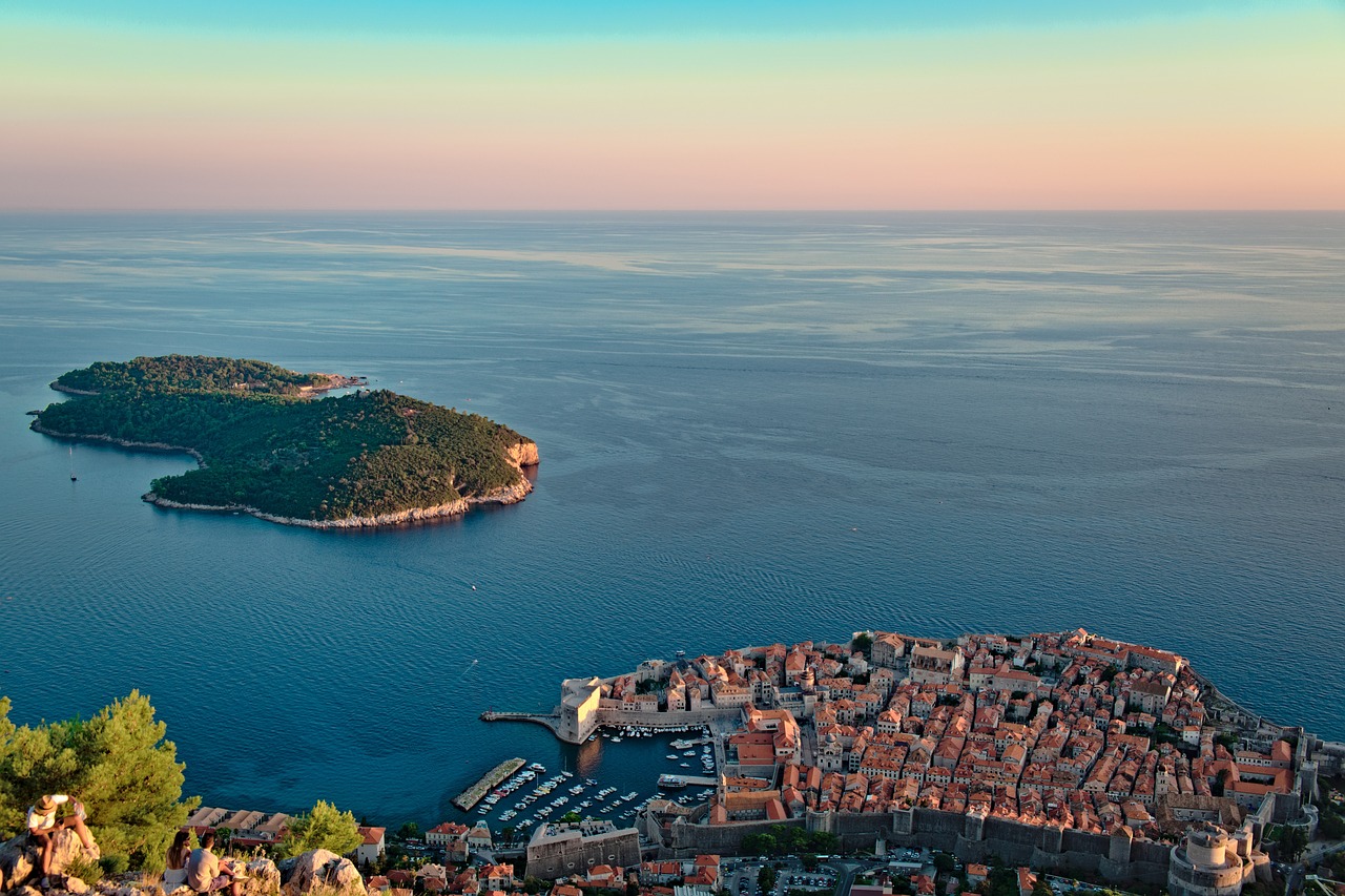 découvrez l'essence de la méditerranée à travers ses paysages envoûtants, sa cuisine savoureuse et sa riche culture. plongez dans un monde où chaque instant est une invitation à l'évasion et à la découverte.