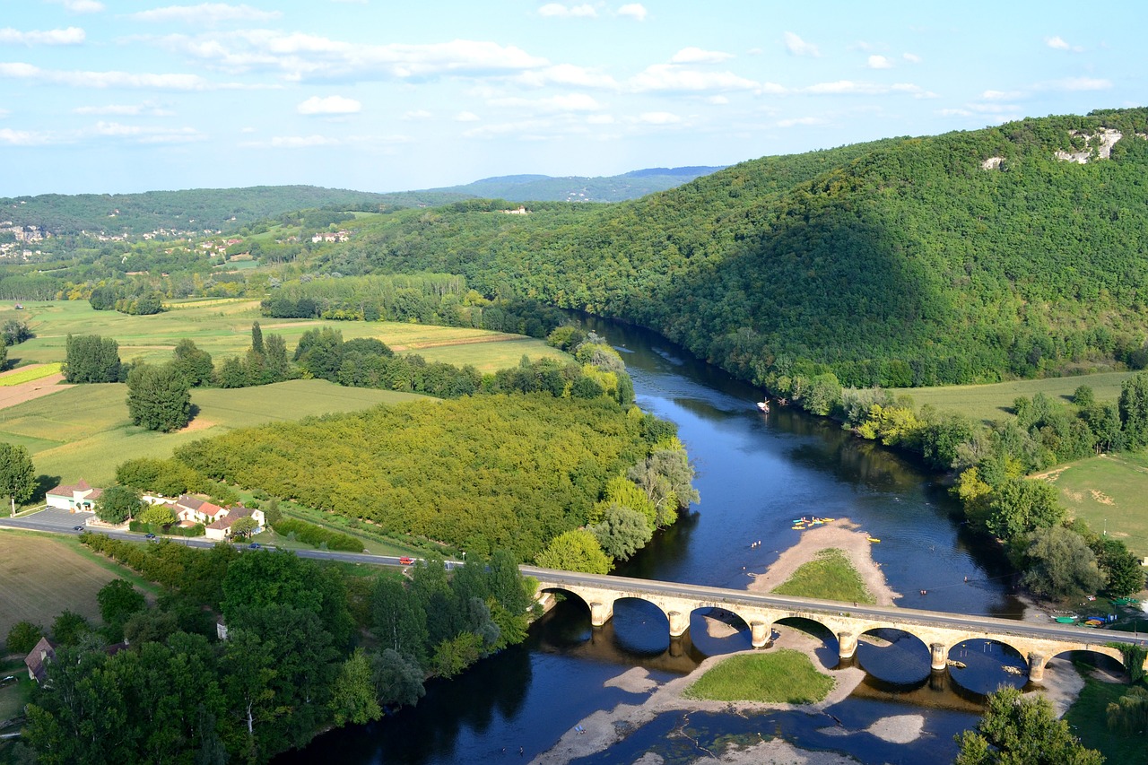 découvrez la nouvelle-aquitaine, une région riche en diversités culturelles et naturelles. explorez ses paysages époustouflants, ses villes dynamiques et ses traditions gastronomiques uniques. parfait pour les amoureux de la nature, les passionnés d'histoire et les gourmets.