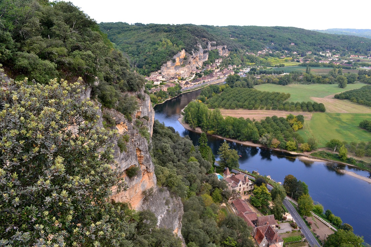 découvrez la nouvelle-aquitaine, une région riche en paysages variés, entre mer et montagne, offrant une gastronomie savoureuse, un patrimoine historique fascinant et une multitude d'activités en plein air pour tous les goûts.