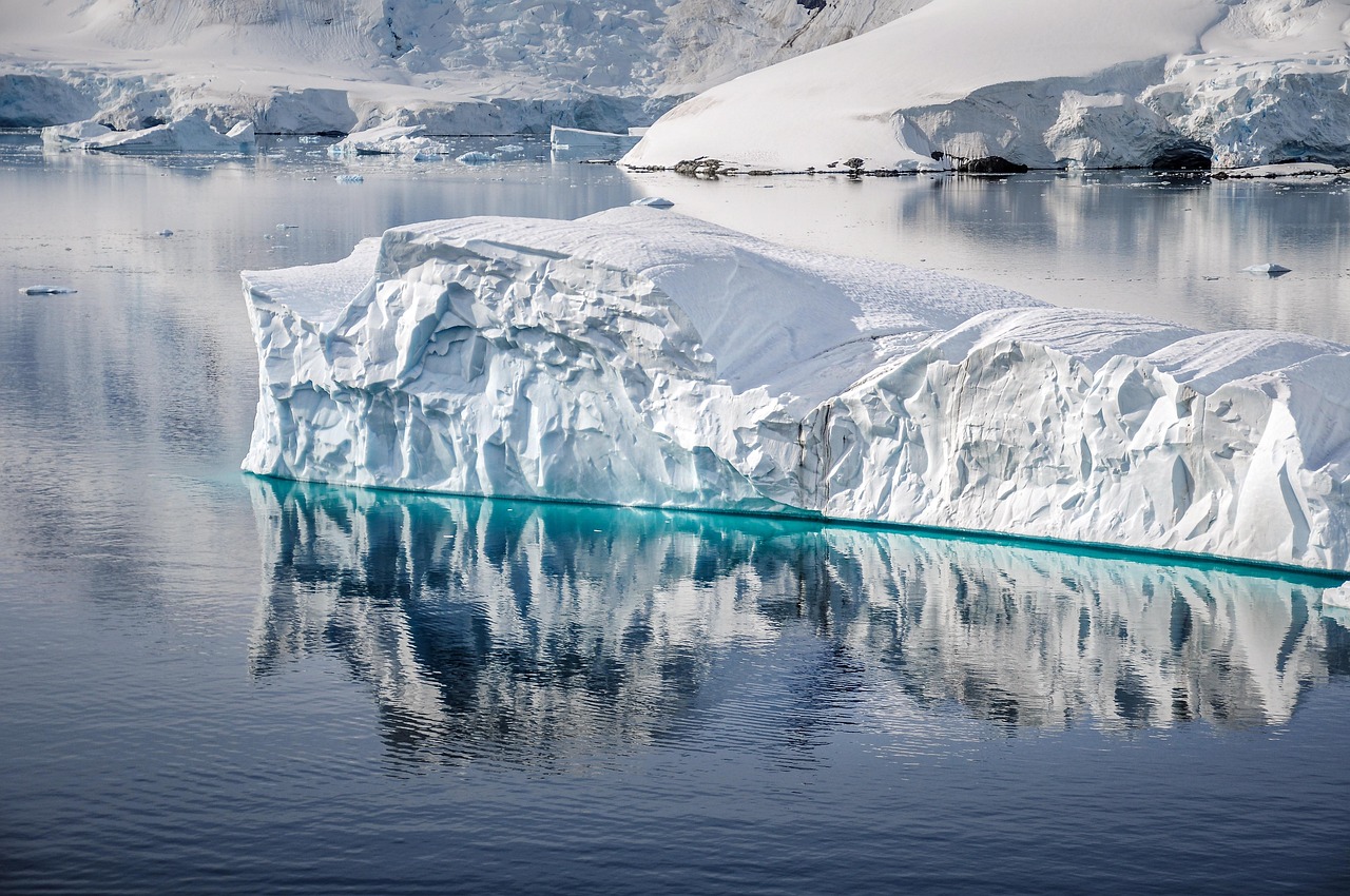 découvrez l'antarctique, un continent de glace fascinant, abritant une biodiversité unique et des paysages à couper le souffle. explorez ses merveilles naturelles, la faune marine majestueuse et les expéditions inoubliables au cœur de cet environnement extrême.