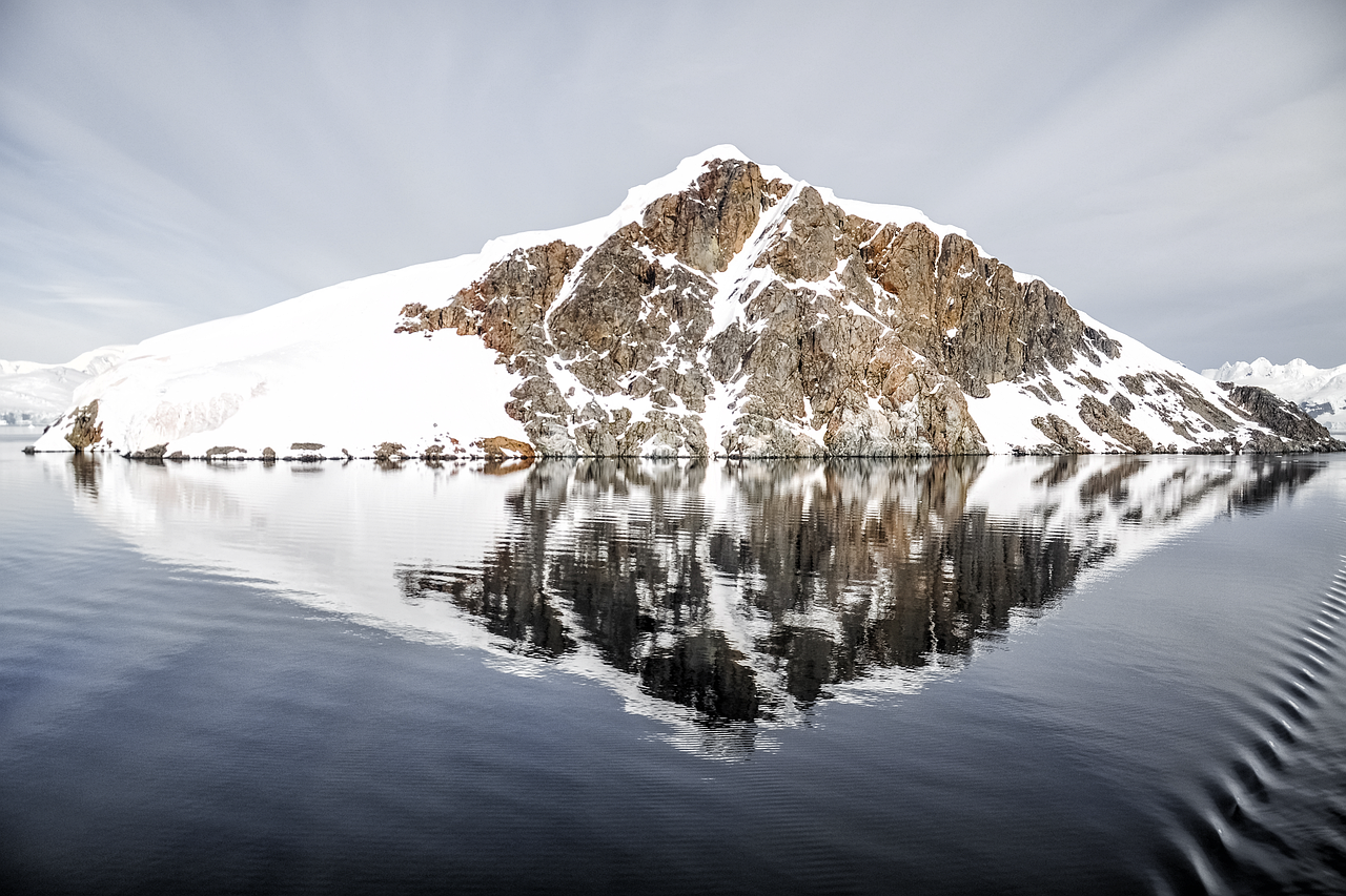 découvrez l'antarctique, un continent mystérieux et préservé. explorez sa faune unique, ses paysages glaciaires impressionnants et les enjeux environnementaux qui le menacent. une aventure inoubliable au cœur de la nature sauvage.