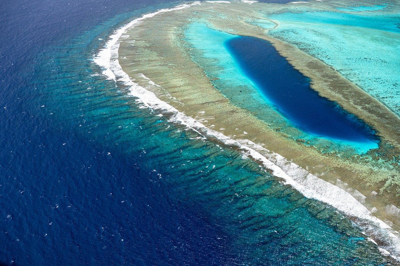découvrez la nouvelle-calédonie, un paradis tropical au cœur du pacifique sud, célèbre pour ses plages de sable blanc, ses lagons cristallins et sa culture unique. partez à l'aventure entre nature préservée et traditions mélanésiennes.