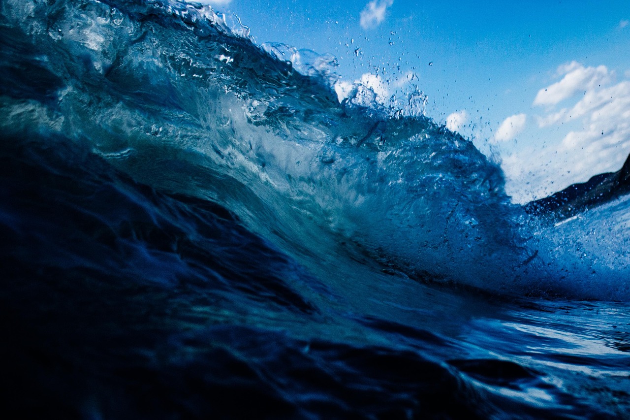 découvrez l'énergie marine, une source renouvelable prometteuse qui exploite la puissance des océans pour produire de l'électricité. explorez les technologies innovantes et les projets durables qui contribuent à la transition énergétique et à la protection de l'environnement.