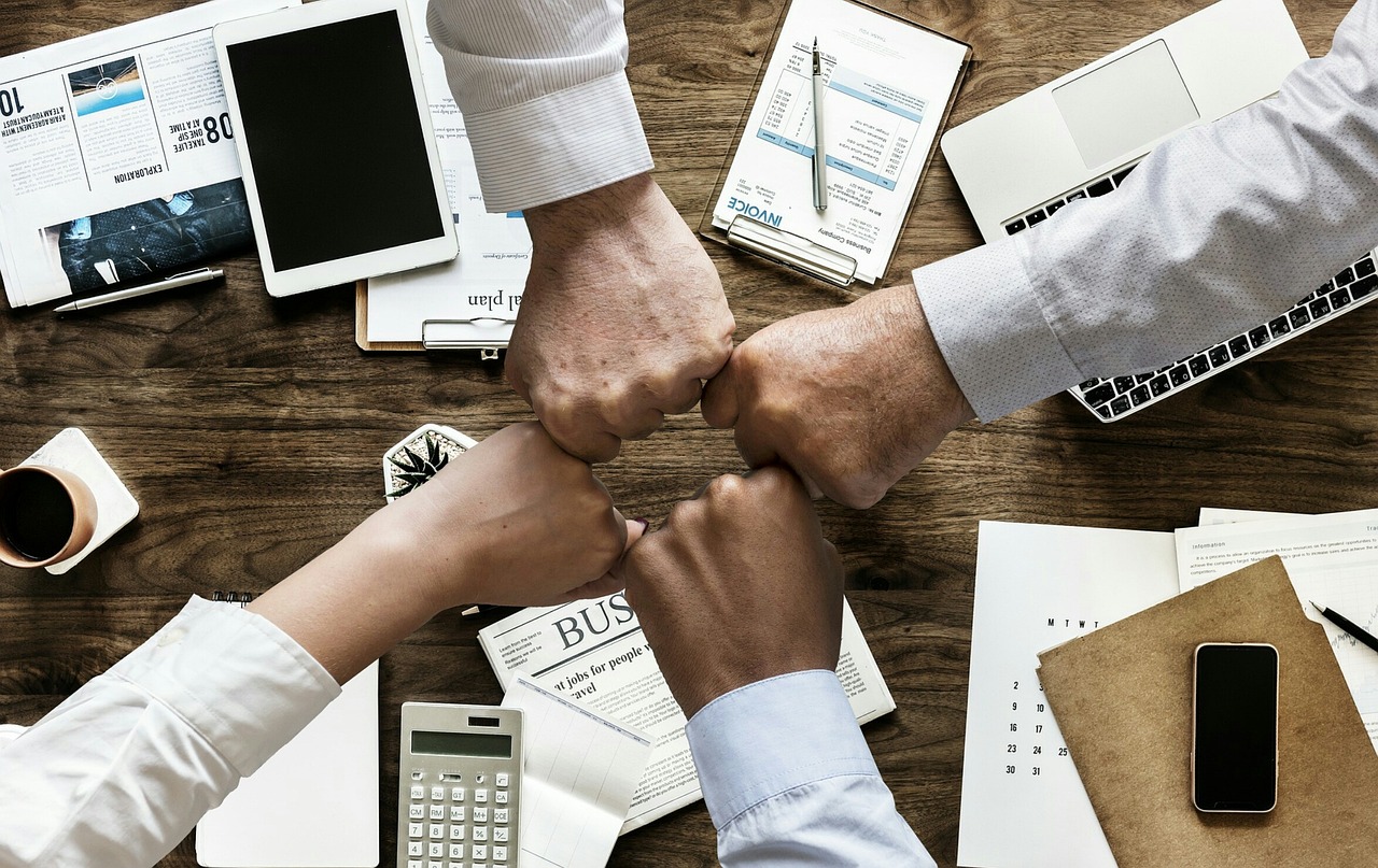 découvrez l'importance de la collaboration interfonctionnelle dans les entreprises modernes. apprenez comment favoriser le travail d'équipe entre différents départements pour améliorer l'innovation, la productivité et la satisfaction des employés.