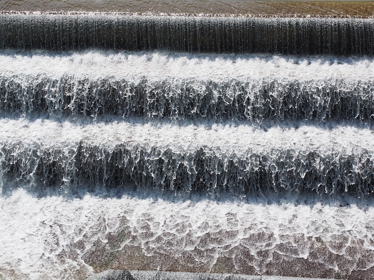 découvrez l'énergie hydropower, une source d'énergie renouvelable incontournable qui utilise la force de l'eau pour produire de l'électricité. explorez ses avantages écologiques, son fonctionnement et son impact sur l'environnement, tout en contribuant à un avenir durable.