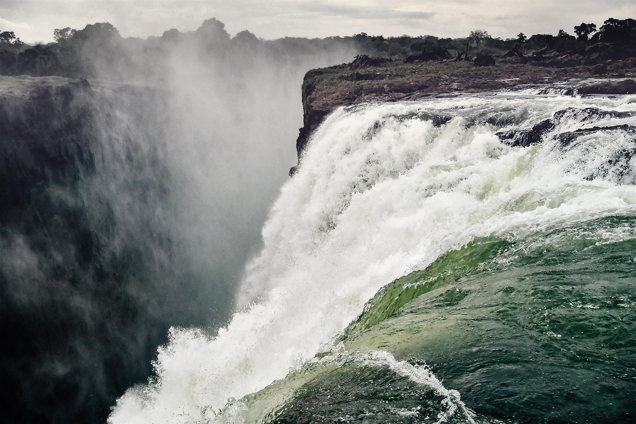 découvrez l'hydroélectricité, une source d'énergie renouvelable et durable qui exploite la puissance de l'eau pour produire de l'électricité. informez-vous sur ses avantages, son fonctionnement et son rôle essentiel dans la transition énergétique.