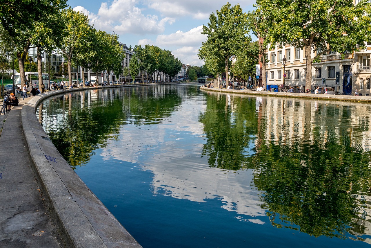 découvrez paris, la ville lumière, célèbre pour sa riche histoire, ses monuments emblématiques tels que la tour eiffel et le louvre, ainsi que sa culture vibrante et sa gastronomie raffinée. explorez ses quartiers pittoresques et laissez-vous envoûter par son ambiance unique.