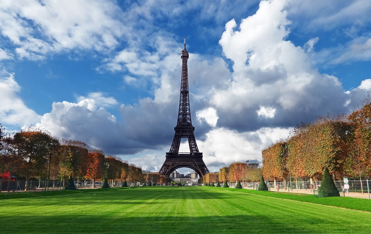 découvrez paris, la ville lumière, avec ses monuments emblématiques, sa culture riche et sa gastronomie délicieuse. explorez ses ruelles pittoresques, visitez la tour eiffel, le louvre et flânez le long de la seine pour une expérience inoubliable.