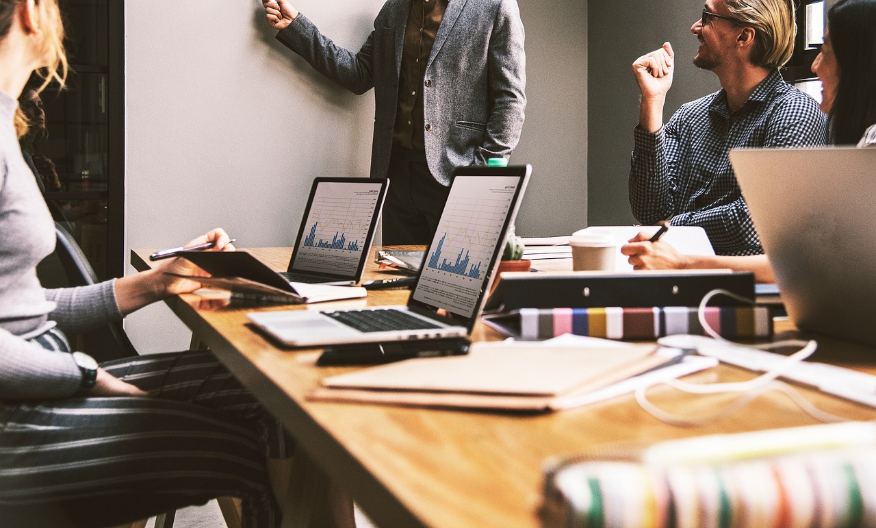 découvrez l'importance de la reconnaissance d'équipe pour renforcer la cohésion, motiver les collaborateurs et favoriser un environnement de travail positif. apprenez comment mettre en place des initiatives efficaces pour valoriser les succès collectifs.