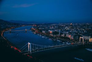 découvrez l'importance des infrastructures dans le développement économique et social. apprenez comment elles soutiennent la connectivité, améliorent la qualité de vie et favorisent la croissance durable. explorez les différents types d'infrastructures et leur impact sur notre quotidien.