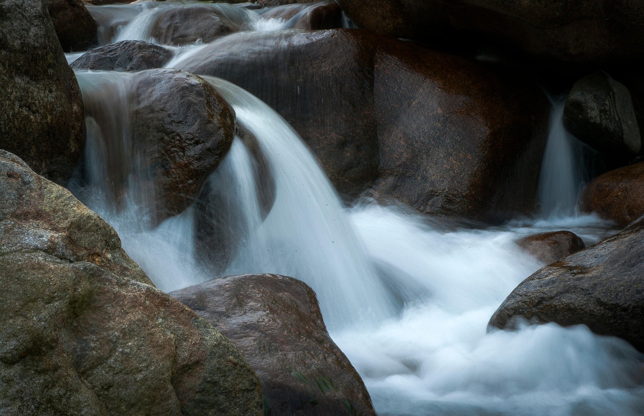 analyse approfondie de l'eau douce : découvrez les méthodes et les résultats des études sur la qualité, la composition chimique et les impacts environnementaux des ressources en eau douce.
