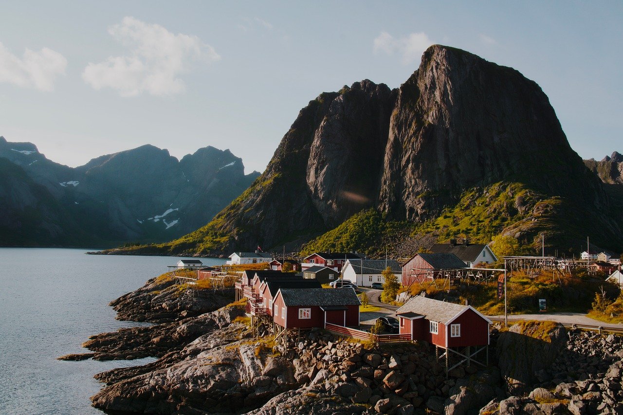 découvrez la norvège, un pays nordique réputé pour ses fjords spectaculaires, ses aurores boréales et son patrimoine culturel unique. parfait pour les amoureux de la nature et de l’aventure.