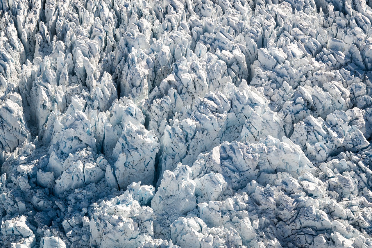 d&eacute;couvrez les glaciers, ces immenses masses de glace qui fa&ccedil;onnent nos paysages et t&eacute;moignent des changements climatiques.