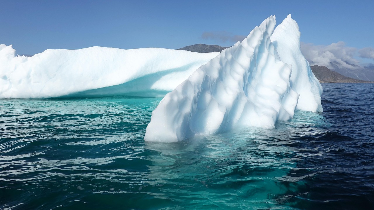 découvrez les causes, les effets et les conséquences de la fonte de la glace arctique sur le climat mondial et l'environnement.