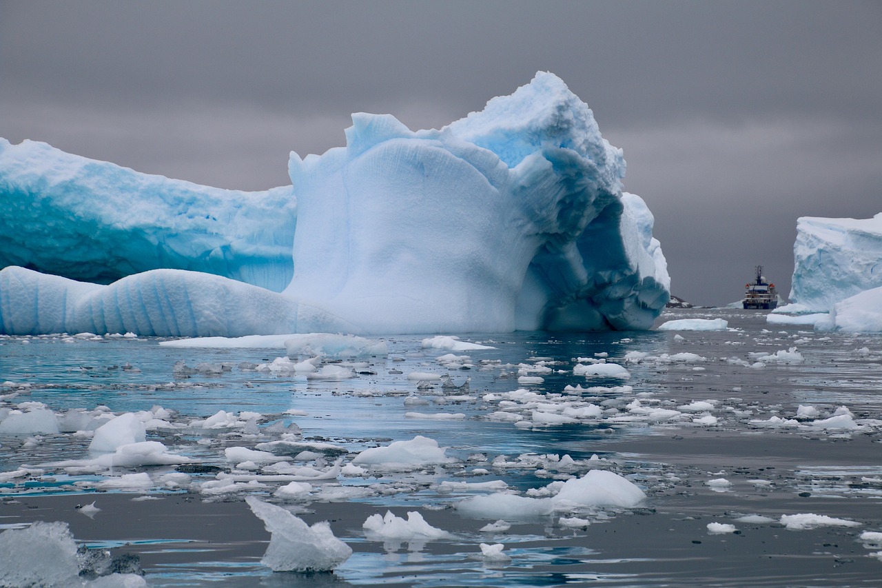 découvrez l'antarctique, le continent glacé aux paysages spectaculaires, une destination unique pour les aventuriers et les amoureux de la nature polaire.