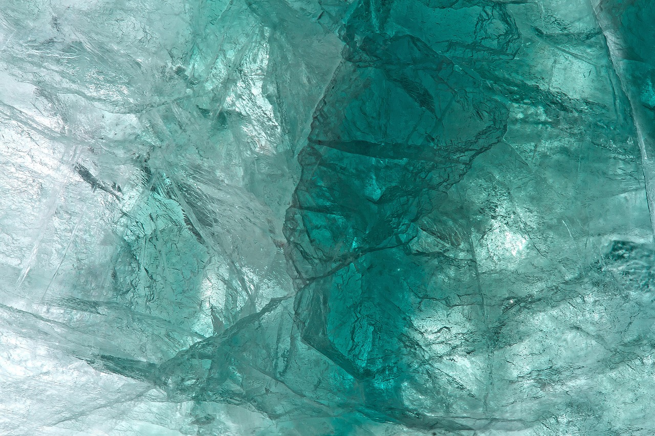 d&eacute;couvrez tout sur l'eau fossile, une eau souterraine ancienne et pr&eacute;cieuse, ses caract&eacute;ristiques, son origine et son importance pour l'environnement.