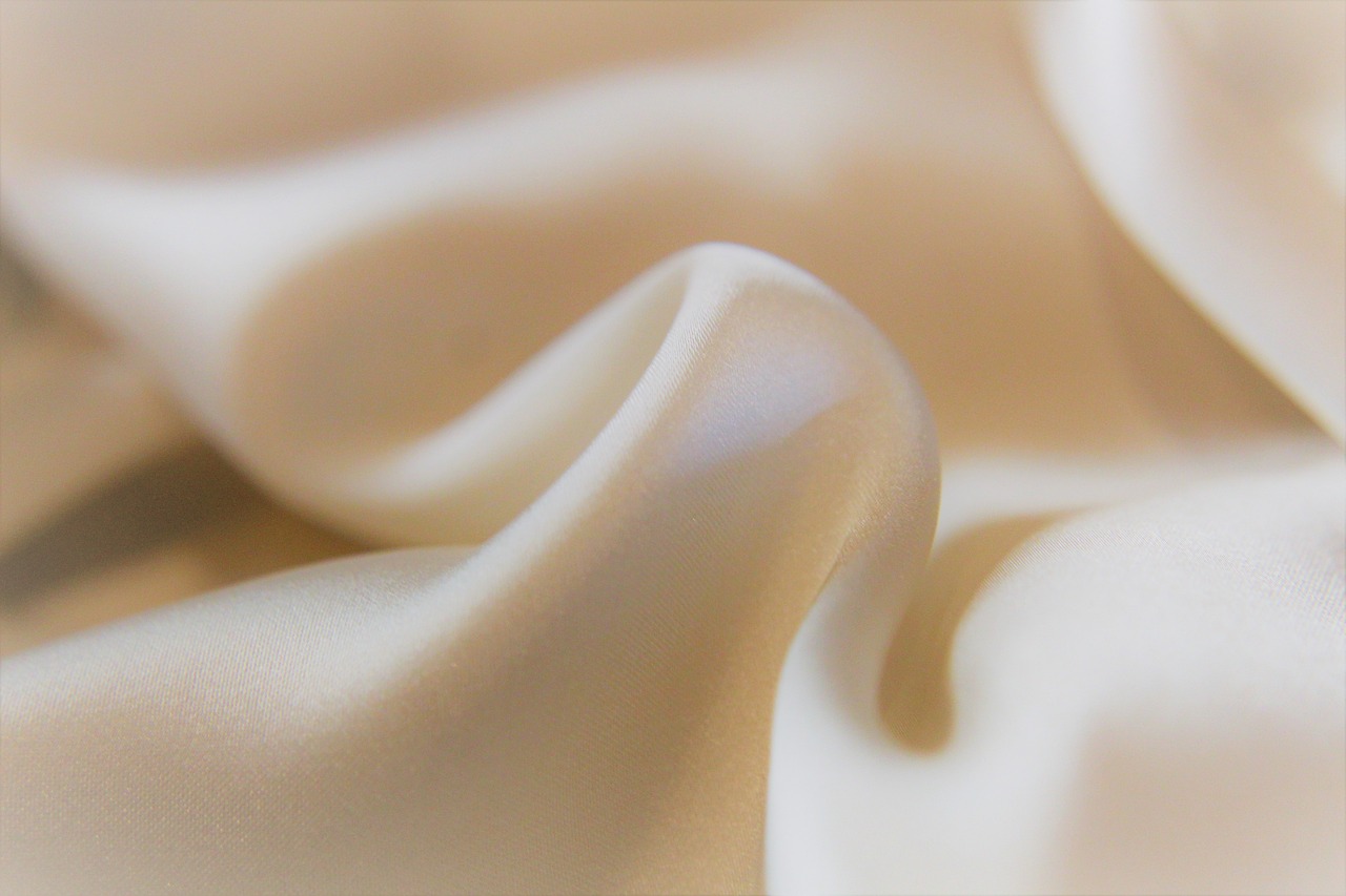 d&eacute;couvrez la douceur et l'&eacute;l&eacute;gance du tissu en soie, id&eacute;al pour des v&ecirc;tements et accessoires haut de gamme, alliant confort et raffinement.